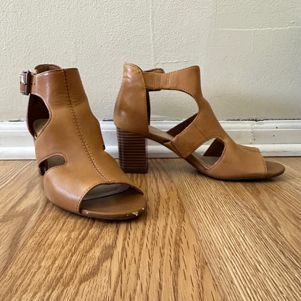 Clarks Womens 8.5M Deva Heidi Tan Leather Ankle Strap Heels Sandals Boho